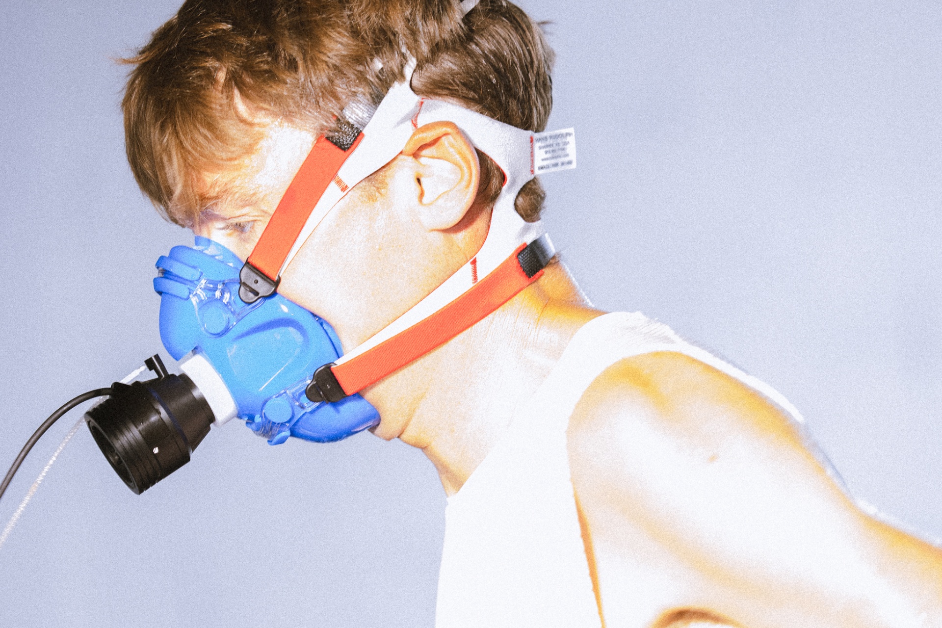 Athlète avec masque d'analyse des gaz respiratoires